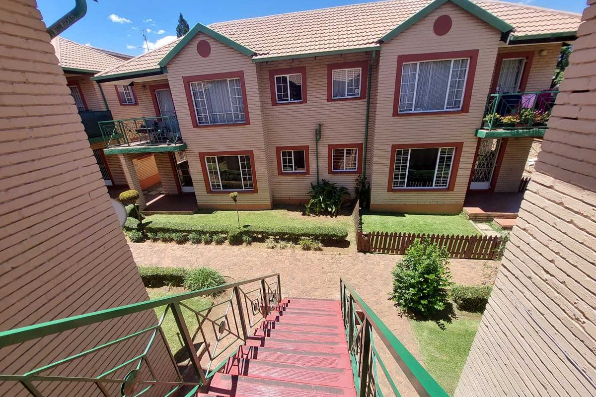 BARGAIN BUY  ! IDEAL FOR SINGLES/ A COUPLE or SMALL FAMILY! 64m2 2 Bedroom Townhouse in Alberton - Photo 4