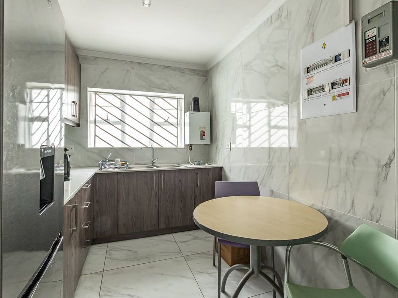 Large Property in Rylands - R3,575m - Photo 9