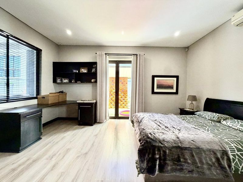 4 Bedroom House For Sale in Luxury Hill - Photo 9