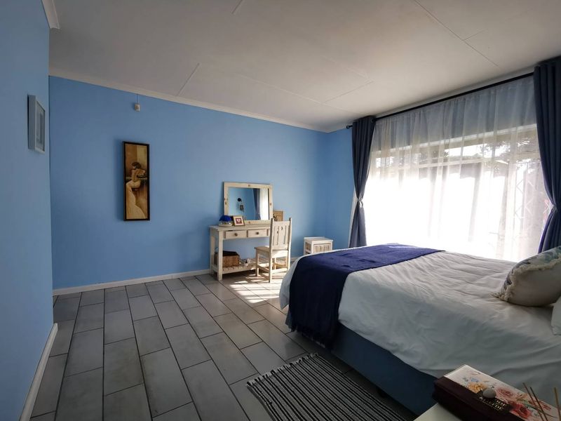 Exceptional Family Estate with Cottage, Flatlet & Entertainment Facilities - Photo 9