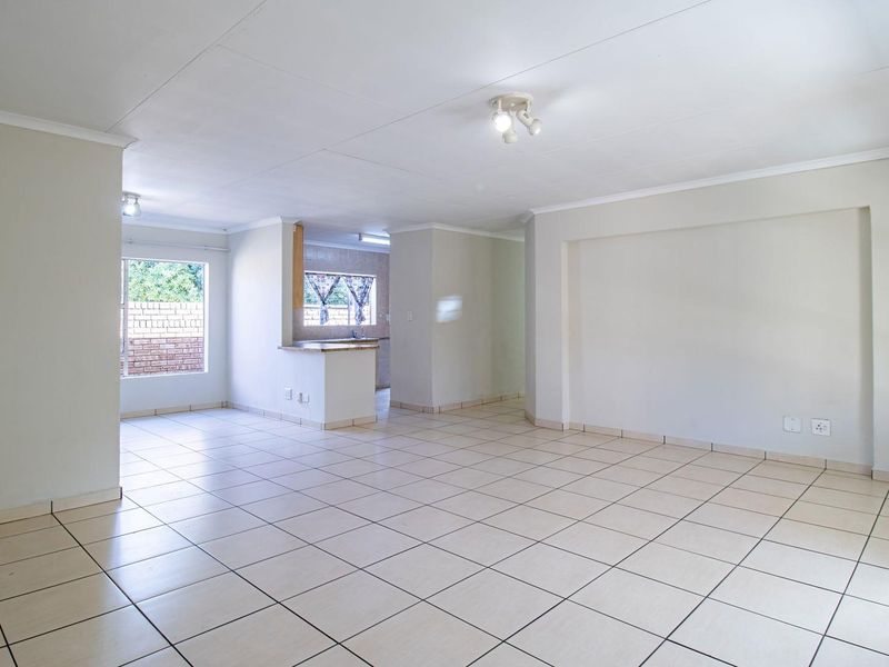 Lovely 3 bed, 2 bath cluster available in Northriding - Photo 8