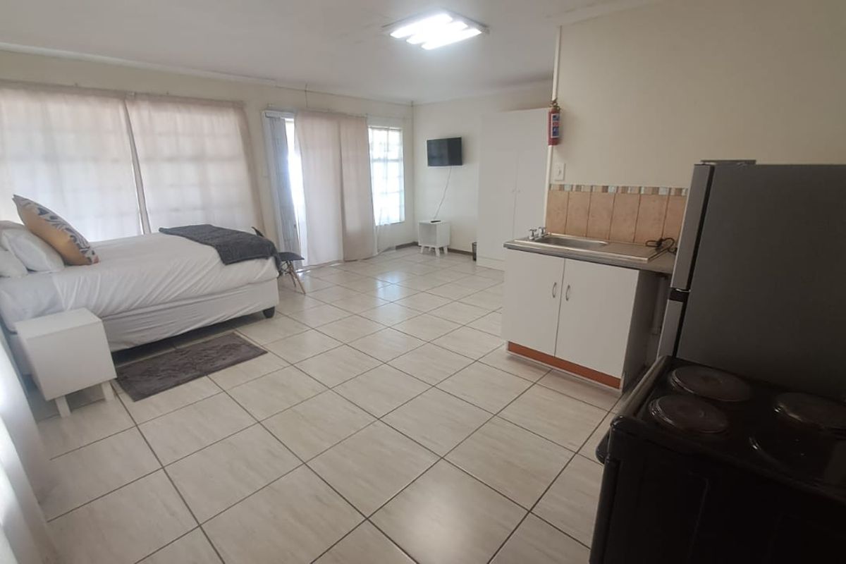 Garden Barchelor Cottage For Rent In Brackendowns - Photo 3