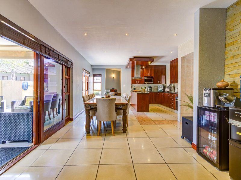 SPACIOUS, SOPHISTICATED CLUSTER IN VILLA LUCIANA! - Photo 8