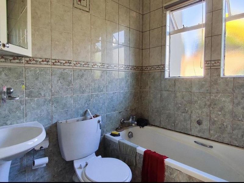 2 bedroom townhouse in affluent suburb - Photo 10