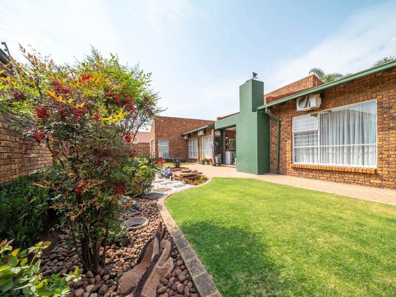 Spacious Sun-Filled 3 Bed, 3.5 Bath Cluster in Beyers Park - Photo 9