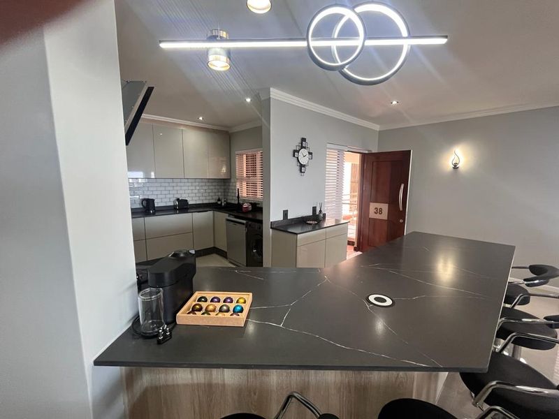 Where modern elegance meets ocean infinity – your Simbithi escape awaits. - Photo 7