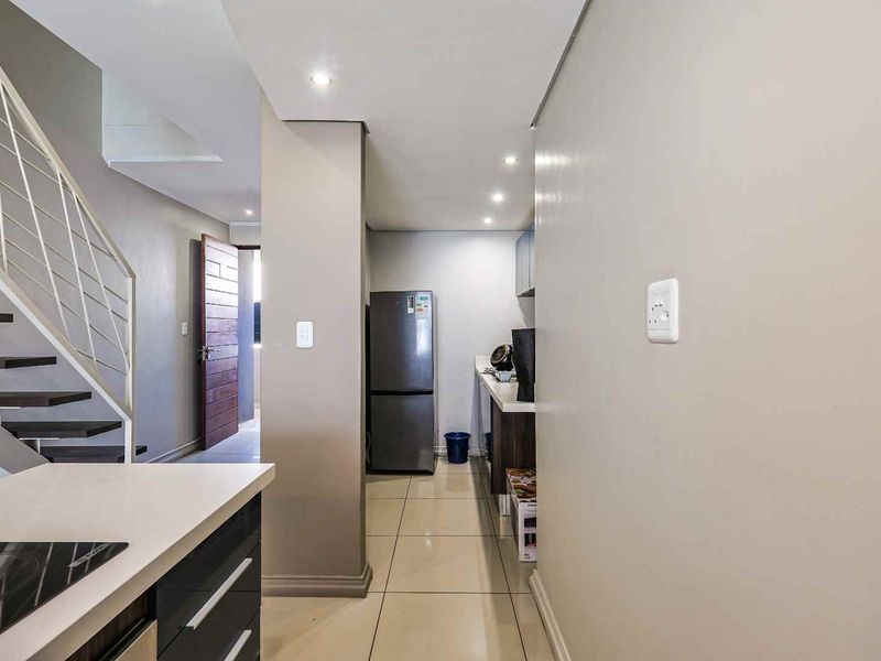 Modern 2-Bedroom Apartment with Rooftop Braai Area - Photo 9