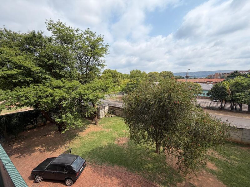 Spacious 3-Bedroom Apartment in Rietfontein for Sale - Photo 10