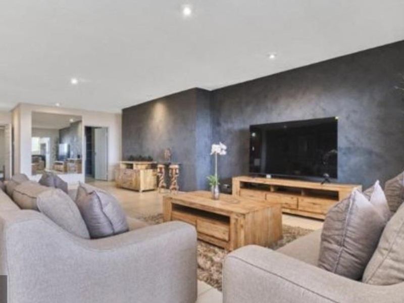 A BEAUTIFULLY FURNISHED THREE BEDROOM APARTMENT - Photo 1