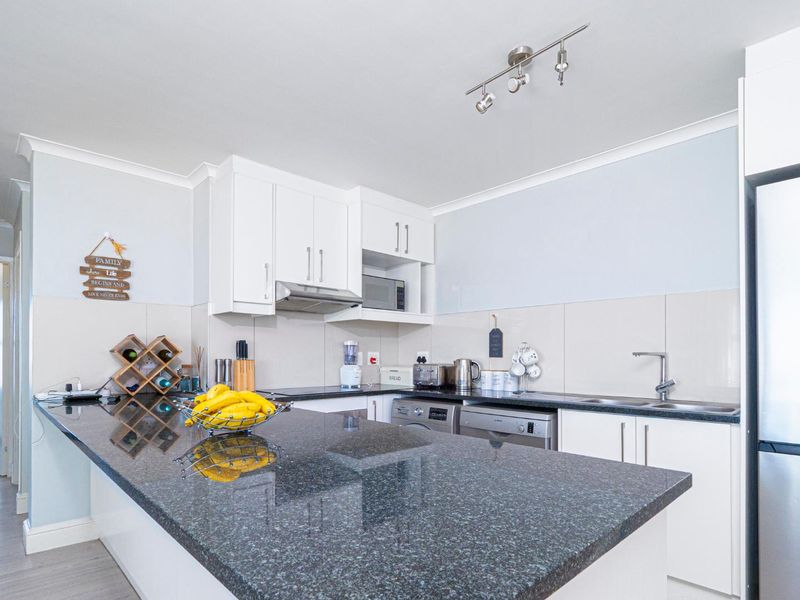 Luxury Two-Bedroom Apartment with Prime Location - Photo 7