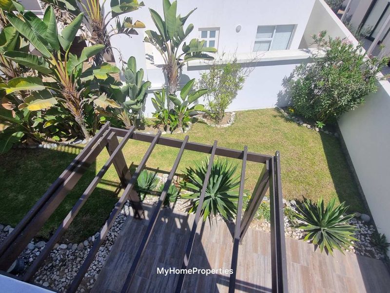 Spacious 3 Bedroom Townhouse with Rooftop Ocean View Terrace & Double Garage - Photo 6