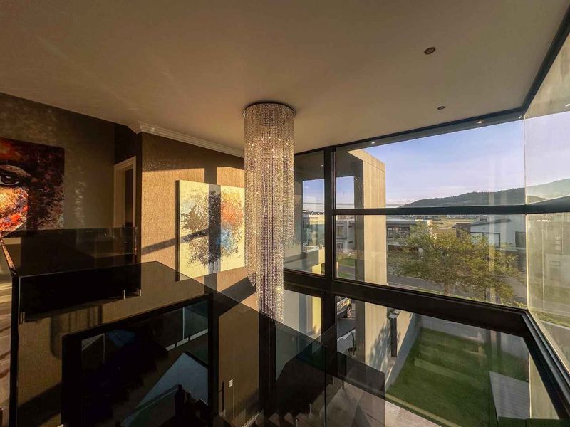 A Residence of Distinction in Eye of Africa’s Most Sought-After Enclave - Photo 3