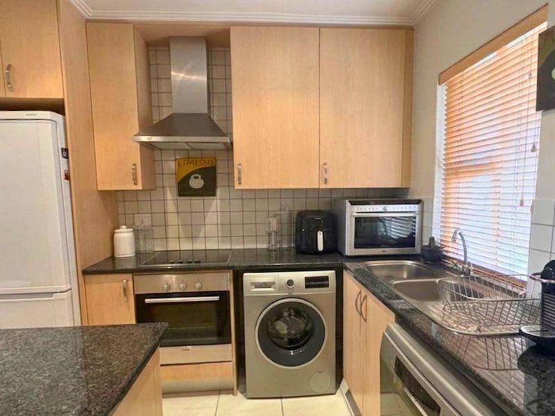 Contemporary 2-Bedroom Apartment Minutes from Sandton CBD - Photo 3