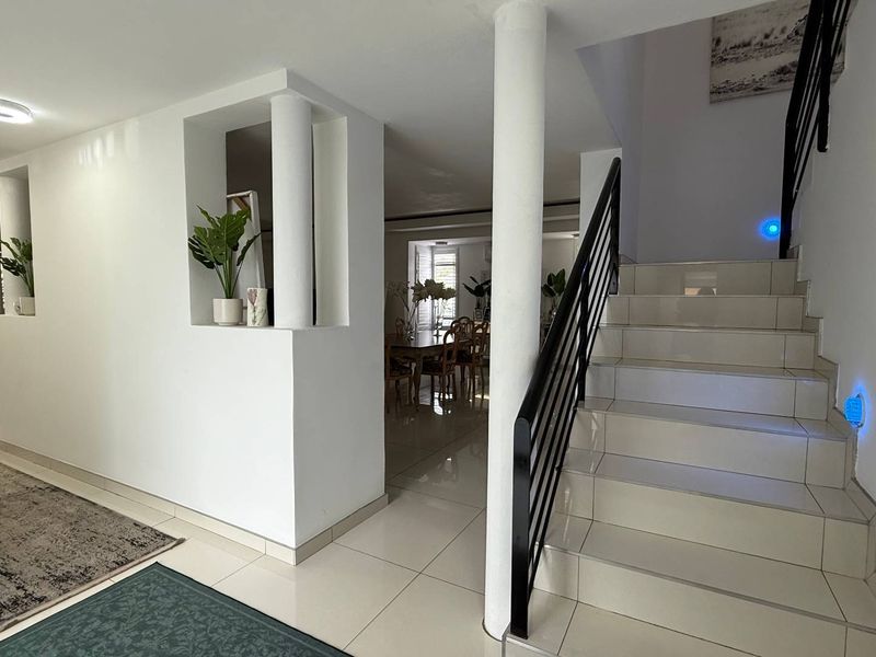 Ultra modern 3 bedroom /2 bedroom with a study in the heart of Faerie Glen - Photo 2