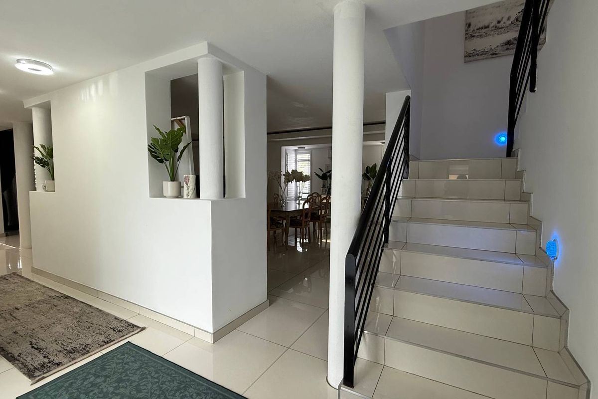 Ultra modern 3 bedroom /2 bedroom with a study in the heart of Faerie Glen - Photo 2