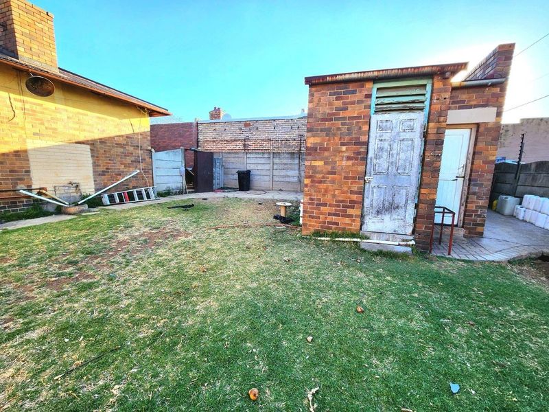 Spacious Home with Cottage and Excellent Investment Potential - Photo 4