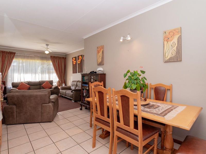 Spacious 3-Bedroom Townhouse with Entertainment Area in Norkem Park - Photo 4