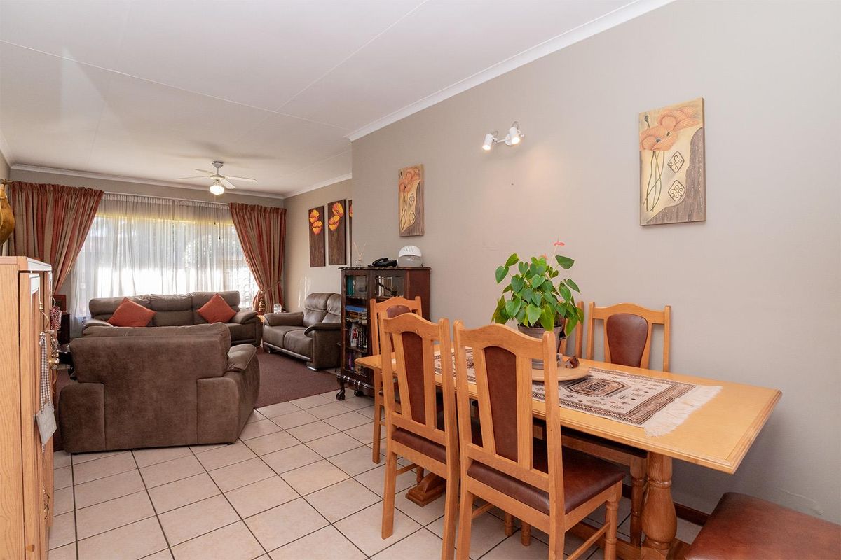 Spacious 3-Bedroom Townhouse with Entertainment Area in Norkem Park - Photo 4