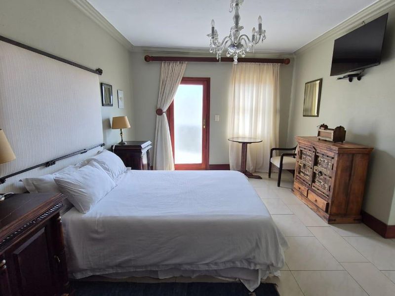 Fully furnished Guesthouse for sale with sea views and near amenities - Photo 9