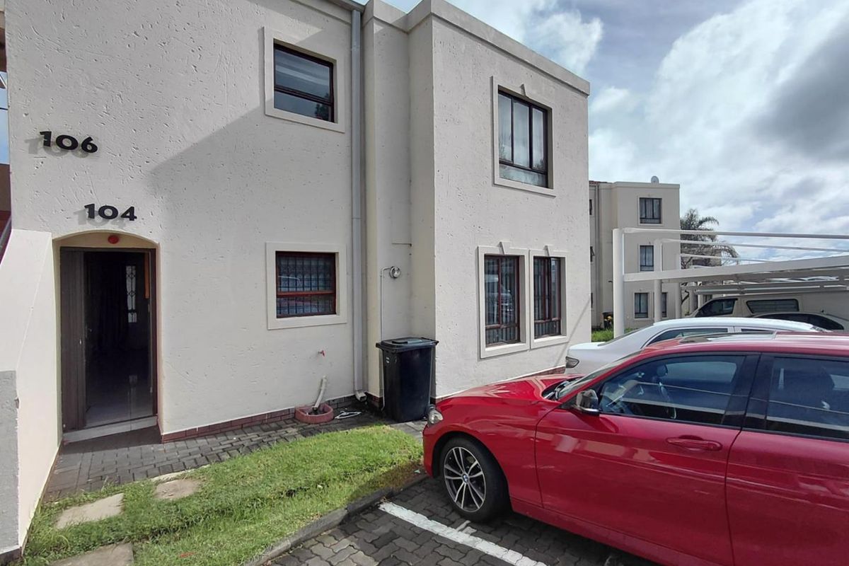 Lovely 2 Bed 1 Bath ground floor unit - Photo 2