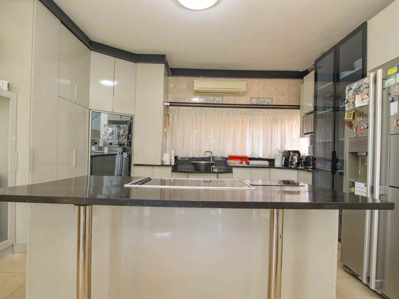 Spectacular home in a boom access controlled street in Prime Umhlanga. - Photo 8