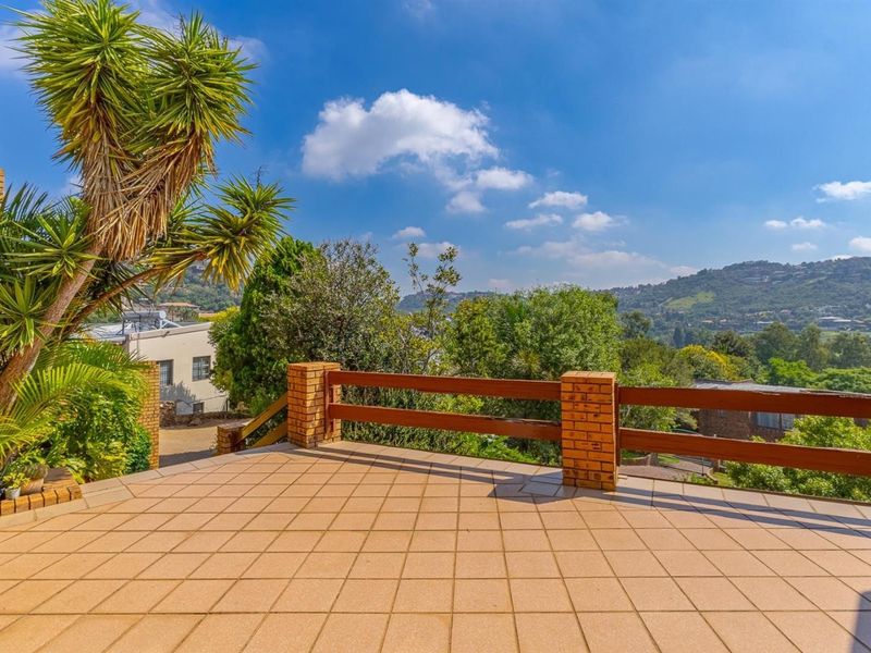 **4 Bedroom House For Sale in Glenvista, Johannesburg** **A Big Kind of Difference in Glenvista!** - Photo 4