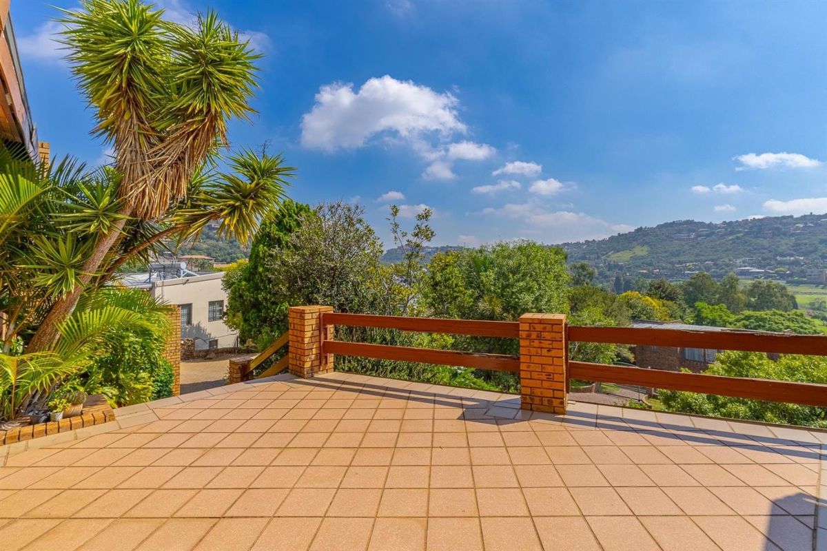 **4 Bedroom House For Sale in Glenvista, Johannesburg** **A Big Kind of Difference in Glenvista!** - Photo 4