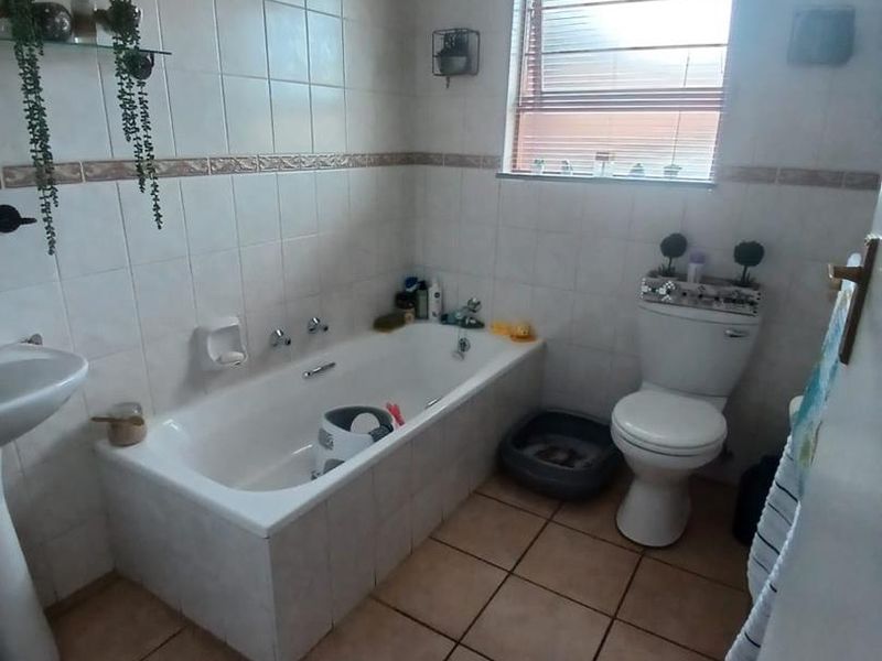 Spacious Home with Great Potential – Bishops Court, Van Riebeeck Park - Photo 6