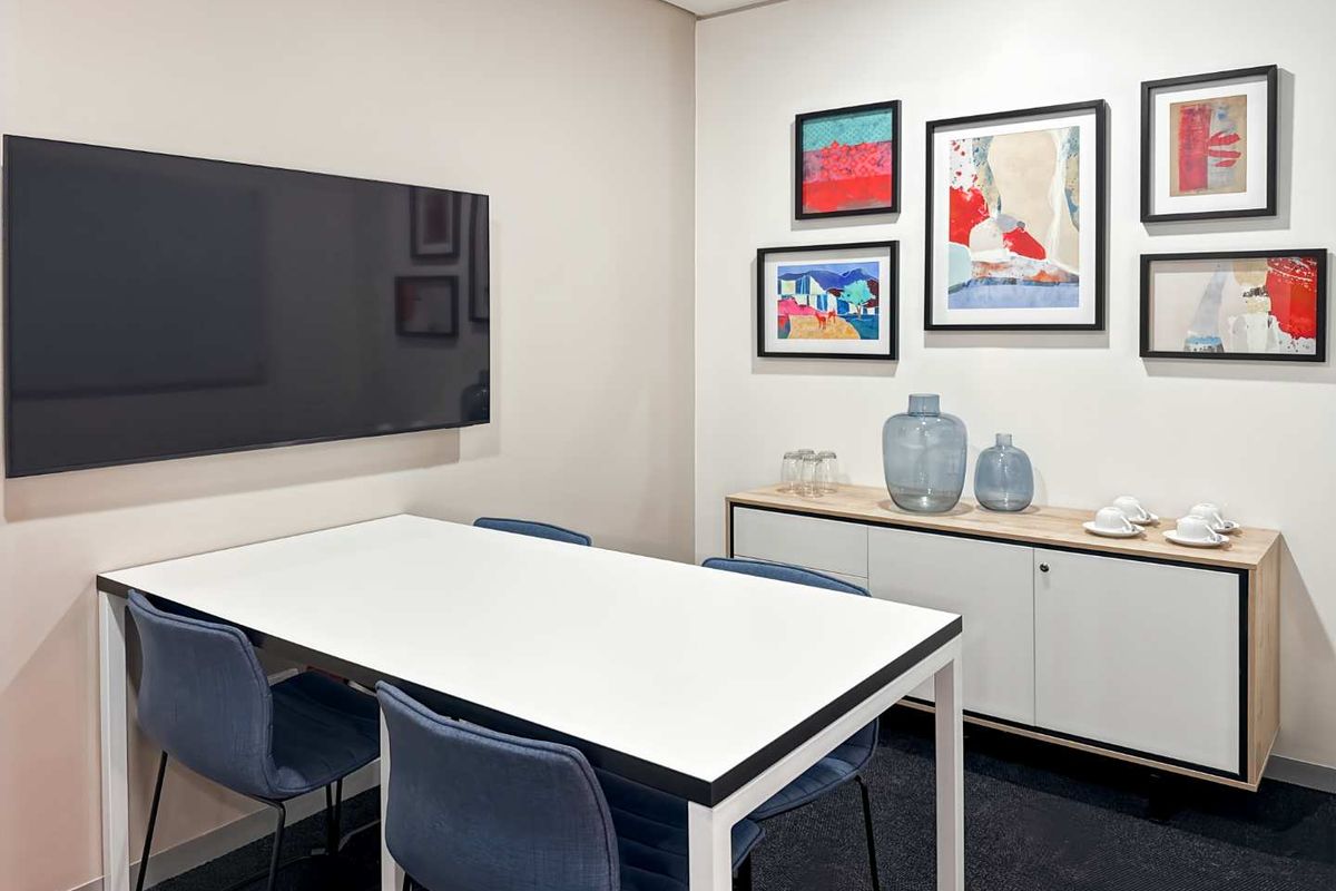 Access professional coworking space in Regus Waterside - Photo 4
