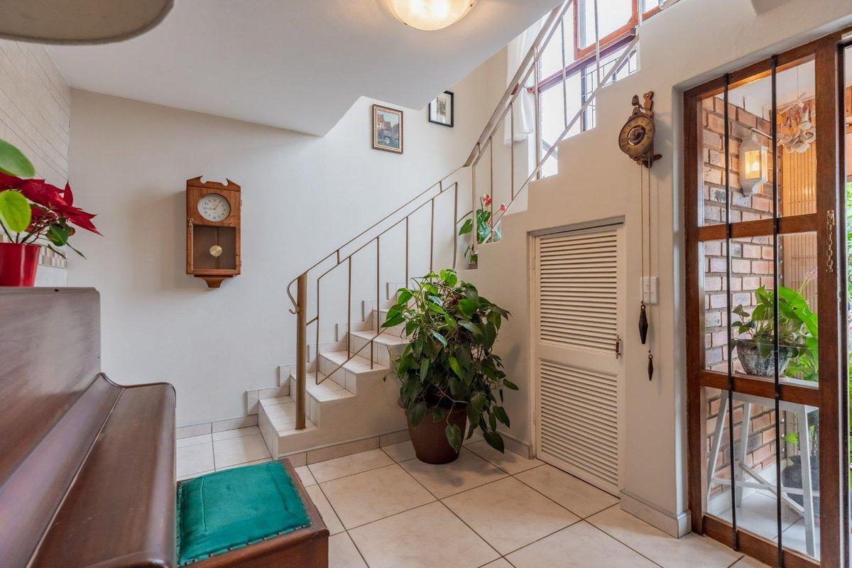 Stylish 2-Bedroom Duplex | Lock-Up-and-Go Living | Ocean Views & Stunning Sunsets - Photo 4