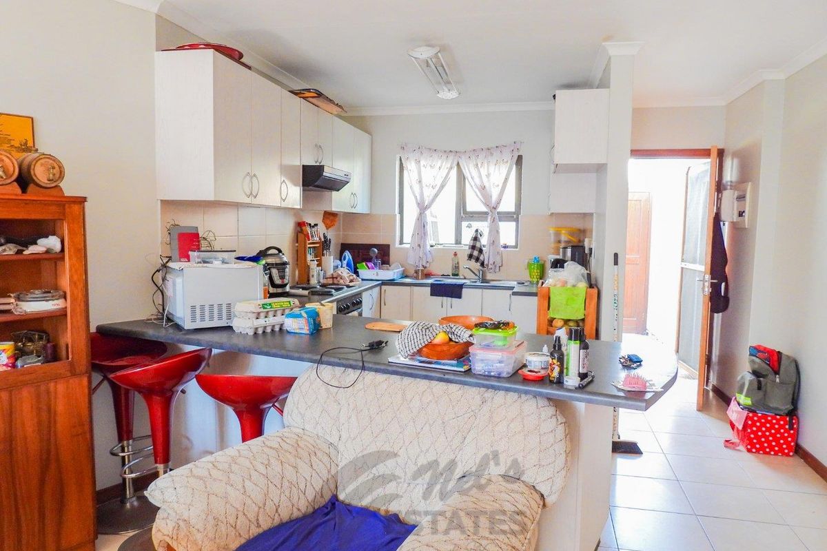 Townhouse in secure complex for sale - Photo 3