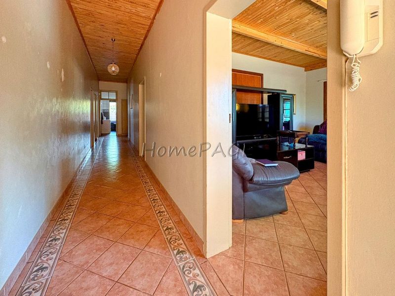 Otjiwarongo:  4 Bedr Home with 1 Bedr flat ON LARGE PLOT is for Sale - Photo 2