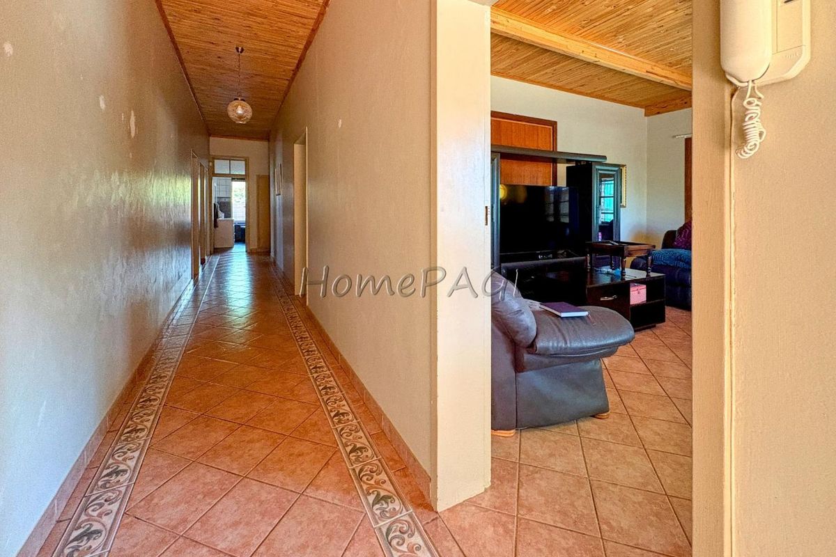 Otjiwarongo:  4 Bedr Home with 1 Bedr flat ON LARGE PLOT is for Sale - Photo 2