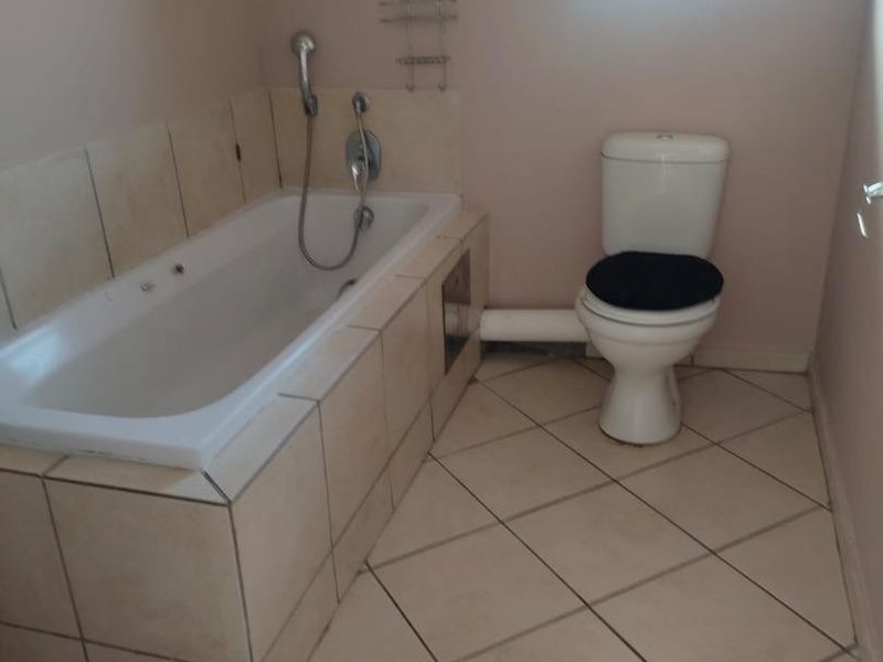 Comfy 2-Bed Apartment in Woodhurst with Balcony &amp; Garage! - Photo 9