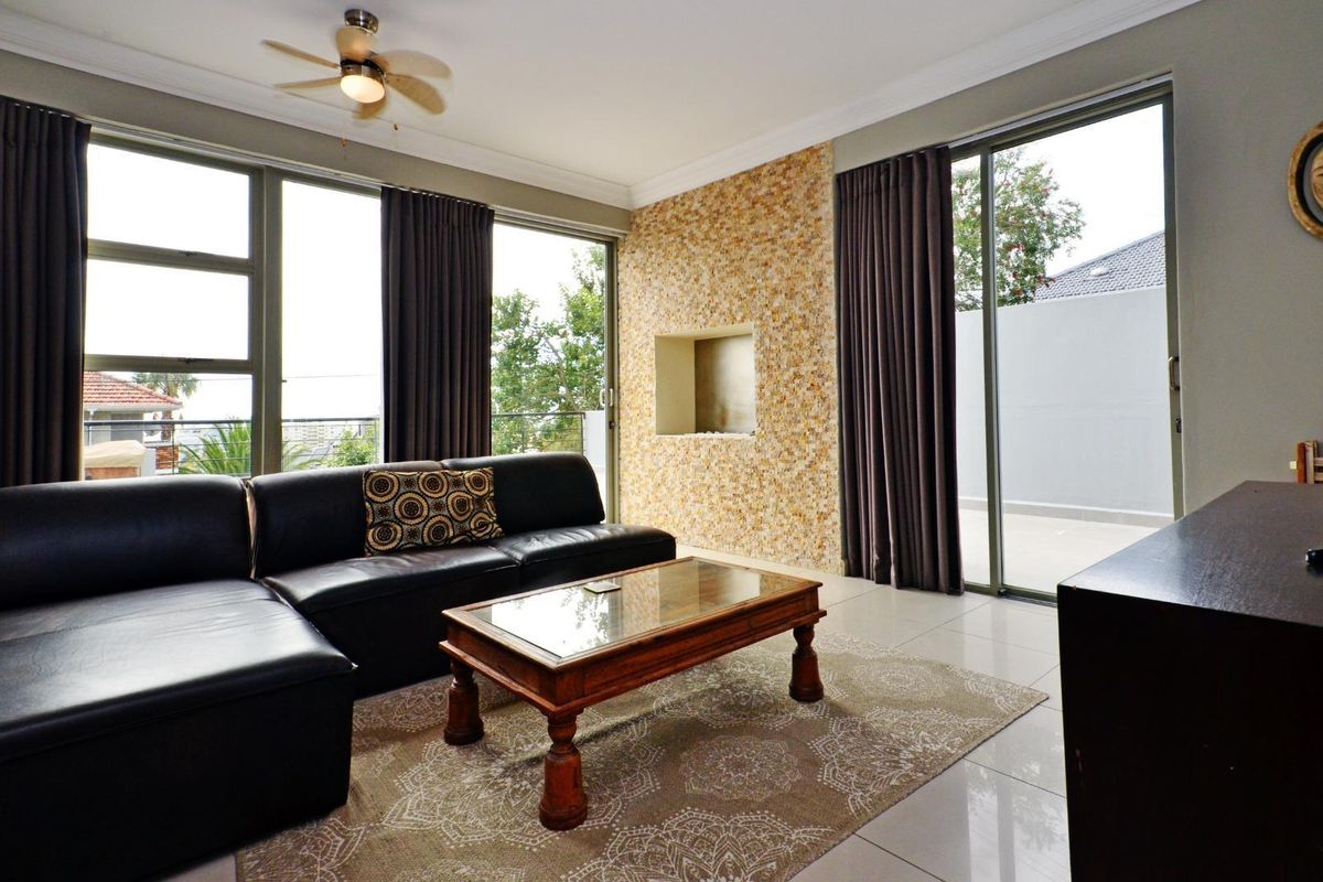 Stunning two bedroom apartment with large private deck - Photo 2