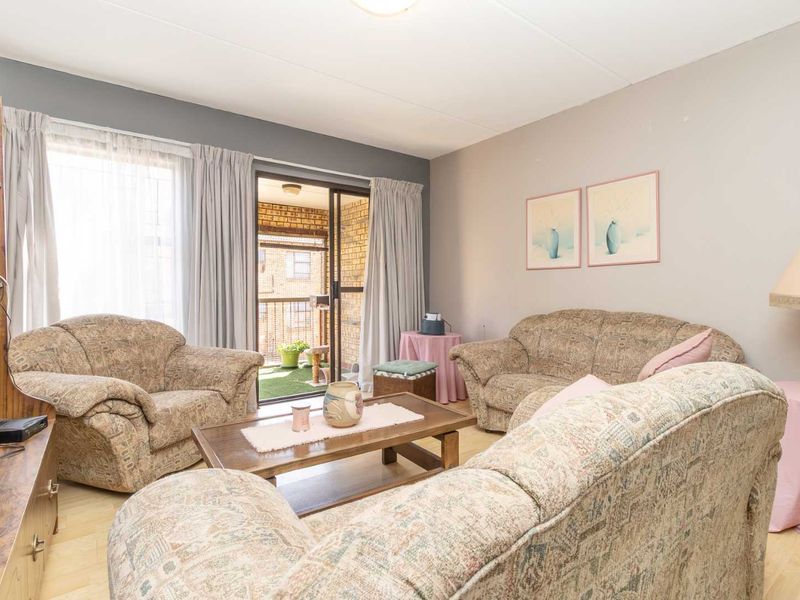 Charming Two Bedroom  Apartment in Amorosa - Photo 2