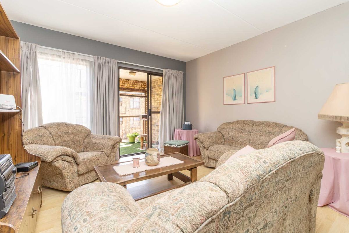 Charming Two Bedroom  Apartment in Amorosa - Photo 2