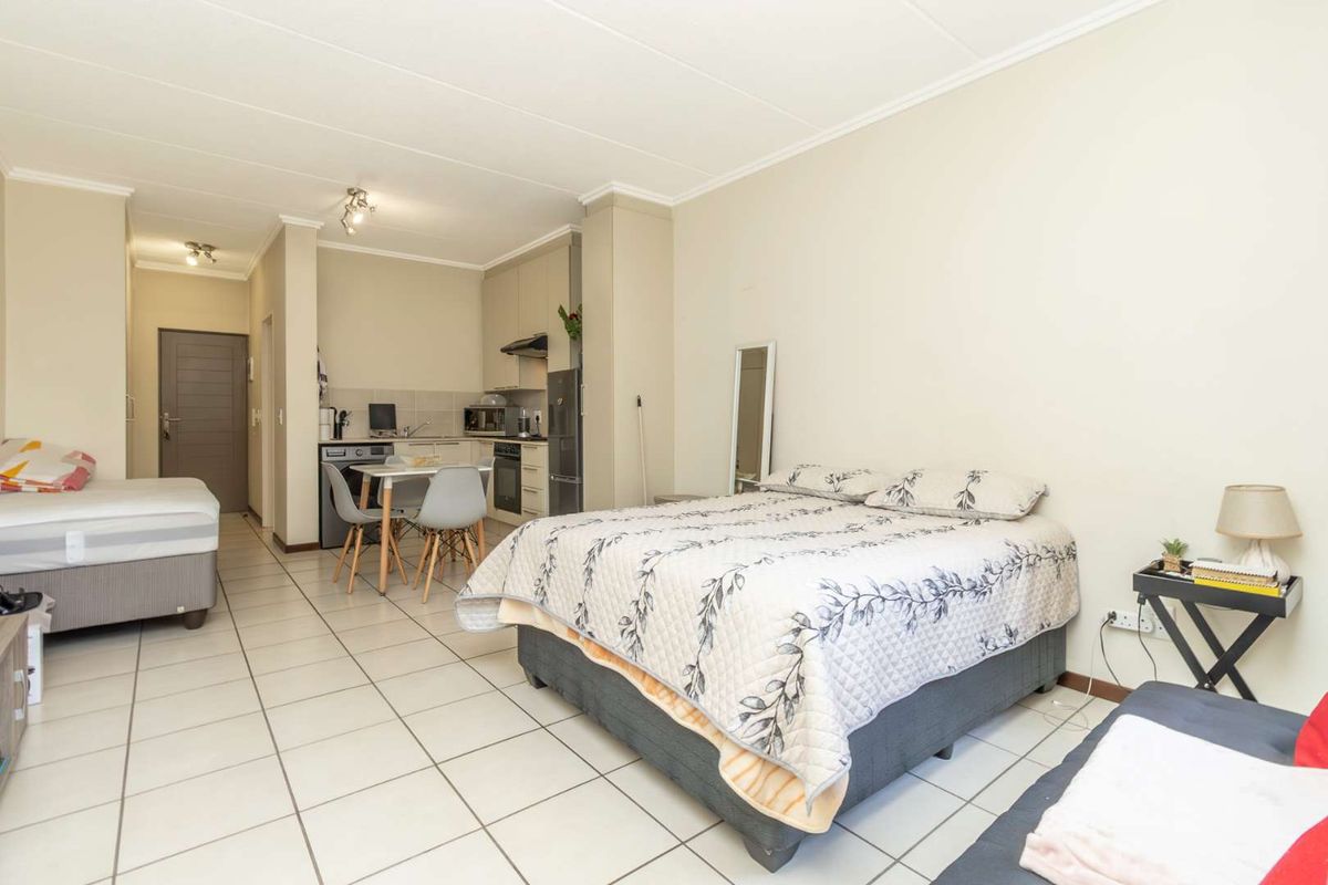Stylish Studio Close to Shops, Dining and Entertainment - Photo 5