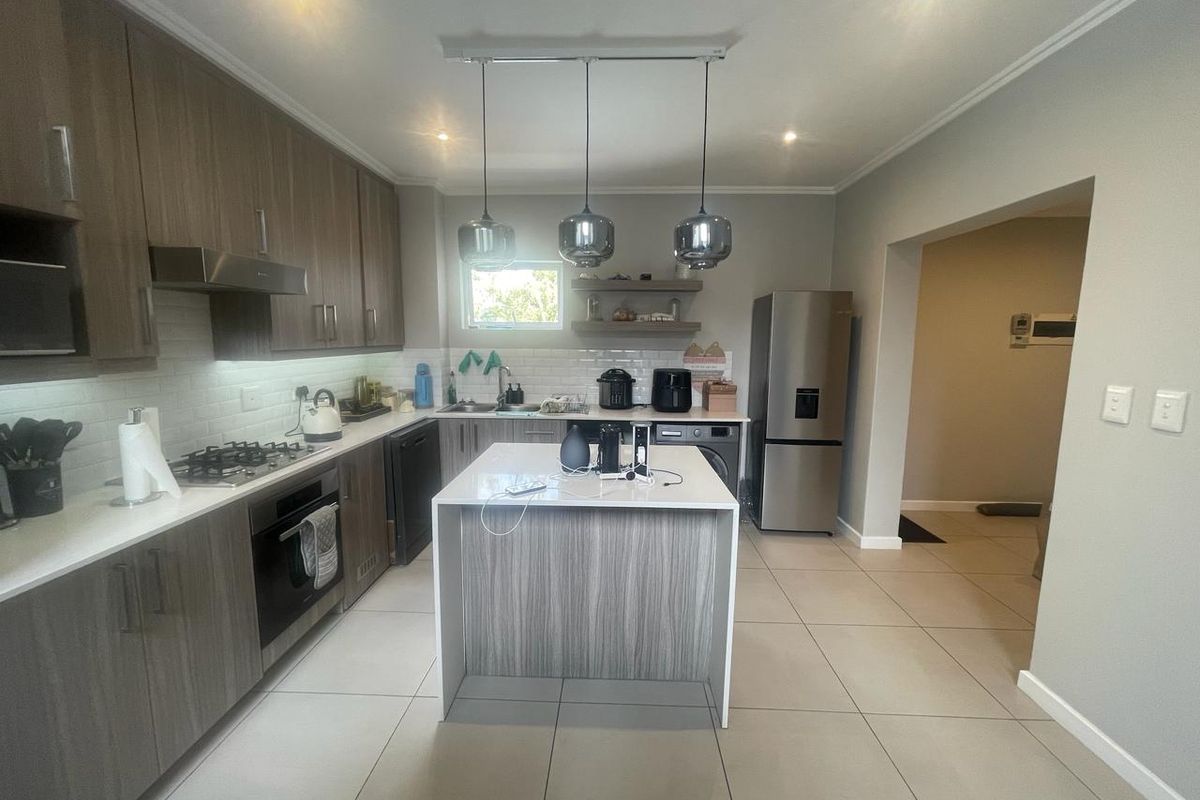 Elegant Duplex Living in Prime Morningside 2 bedroom - Photo 4