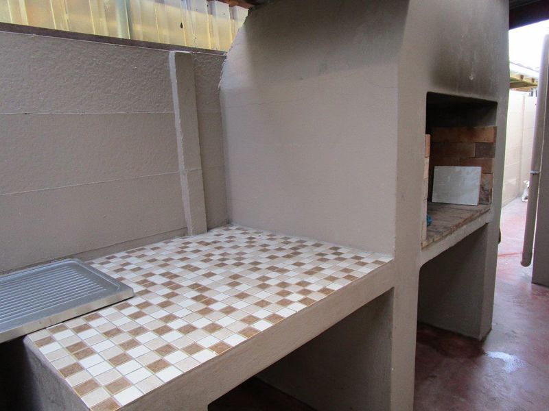 Erica Township, Belhar  - back unit  Perfect for professionals or a small family! - Photo 4
