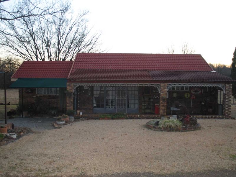 Riverfront Smallholding with Dual Dwellings, Workshop, Servants quarters & Stables - Photo 2