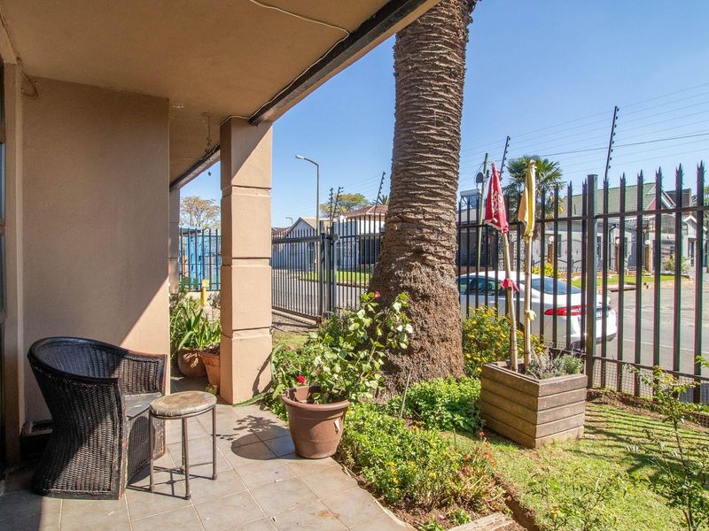 Beautiful Double-Storey 5 Bedroom Home - Photo 4