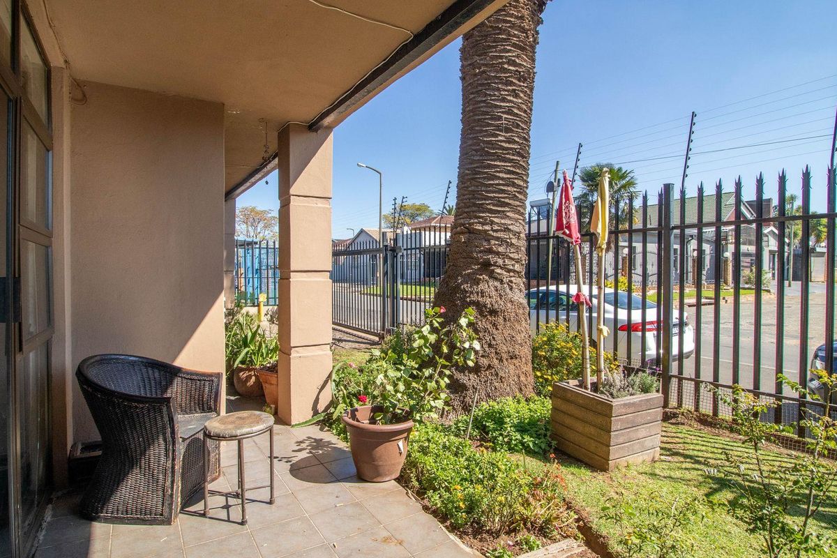 Beautiful Double-Storey 5 Bedroom Home - Photo 4