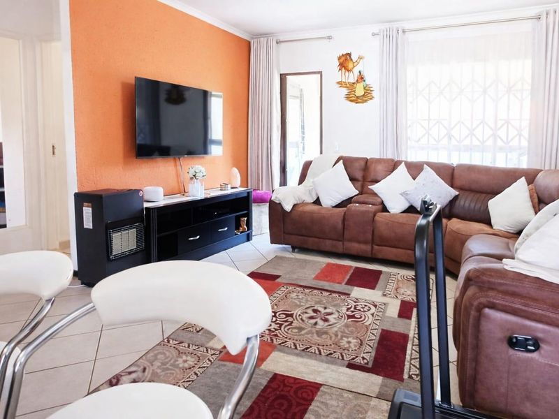 IMMACULATE RENOVATED UPSTAIRS UNIT - Photo 3