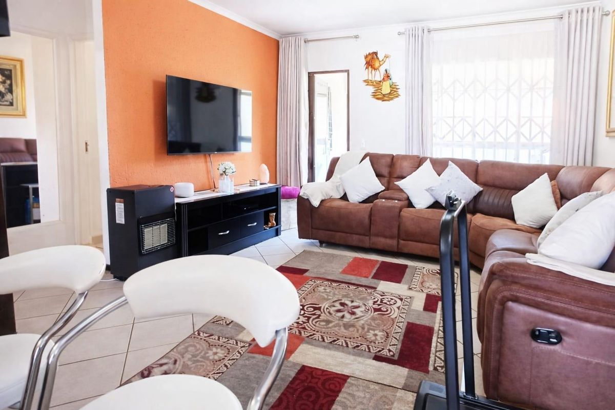 IMMACULATE RENOVATED UPSTAIRS UNIT - Photo 3