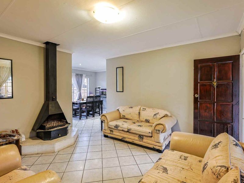 Spacious & Perfectly Positioned - A Peaceful Retreat in a Well-Maintained Complex - Photo 3