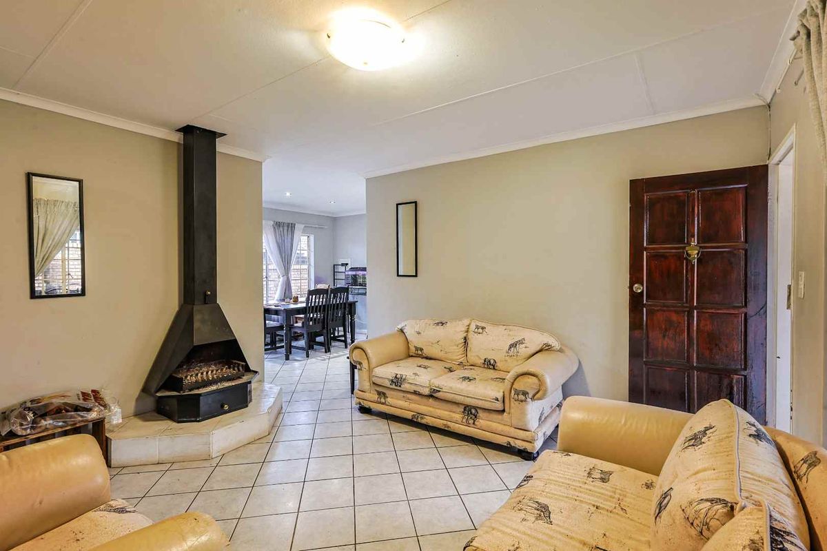 Spacious & Perfectly Positioned - A Peaceful Retreat in a Well-Maintained Complex - Photo 3