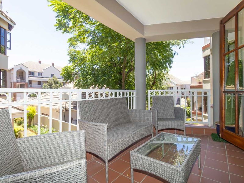 Executive upstairs Apartment - Photo 8