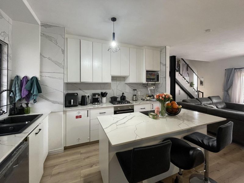 Stylish, Spacious and Move-In Ready in Sought-After Eldo Lakes East - Photo 2