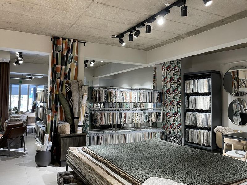 "Dynamic Workspace: 235m2 Office with Kitchenette and Storage!" - Photo 3